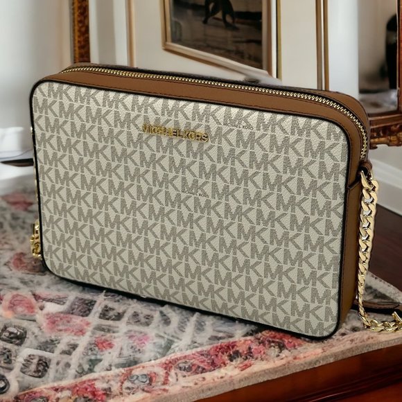 Michael Kors Handbags - NWT Michael Kors Vanilla 2019 Jet Set East West Large Crossbody